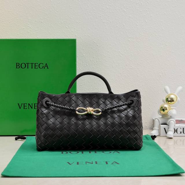 Bottega Veneta 新品横款andiamo手袋 众多明星同款 经典的全身皮革编织搭配金色绳结扣 够沉稳也够潇洒 整体皆由nappa羊皮革制成 舒适柔软