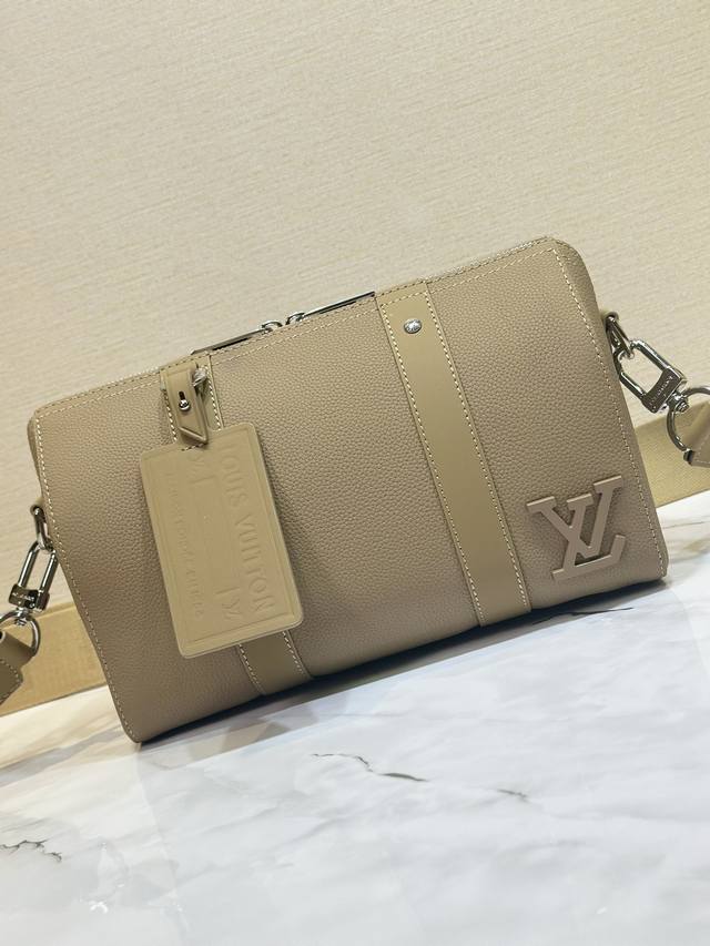 M23 杏色 全皮男包枕头包系列 City Keepall Aer手袋 M22486 82 M23 本款 City Keepall 手袋选用牛皮革 皮革饰边和金