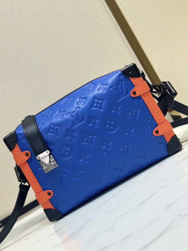 M4 8蓝色 全皮软盒子系列 Nicolas Ghesqui re 令经典 Petite Malle 手袋的轮廓趋于柔软 同时保留传统硬箱的标志性元素 由此创作