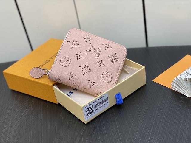 原单精品 M8 8粉色 全皮拉链钱包系列 用穿孔表现出的细腻的monogram图案为特征 用柔软的玛希纳皮革制作的 Zippy紧凑型钱包 干净利落的方形标志性设