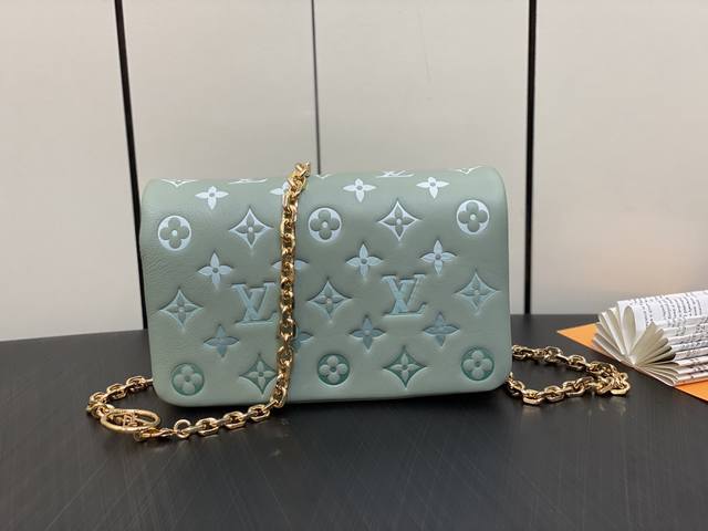 台湾版 M82474绿色丝印 全皮链条包系列 Pochette Coussin 手袋 为柔软羊皮革压印 Monogram 图案 塑造蓬松舒适的贴身构型 可拆卸链