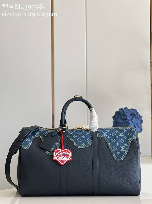 顶级原单 M45 蓝色牛仔布 旅行袋系列 2022 早春系列 Keepall牛仔旅行袋经由日本街头服饰设计师 Nigo 创作的 Monogram Drip 素焕