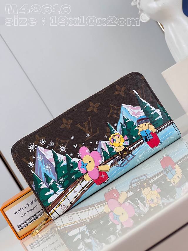顶级原单 独家实拍 M42616圣诞款 M82614 這款zippy拉鏈錢包以monogram帆布製造 印有路易威登吉祥物vivienne溜冰歷險的情景 而內層