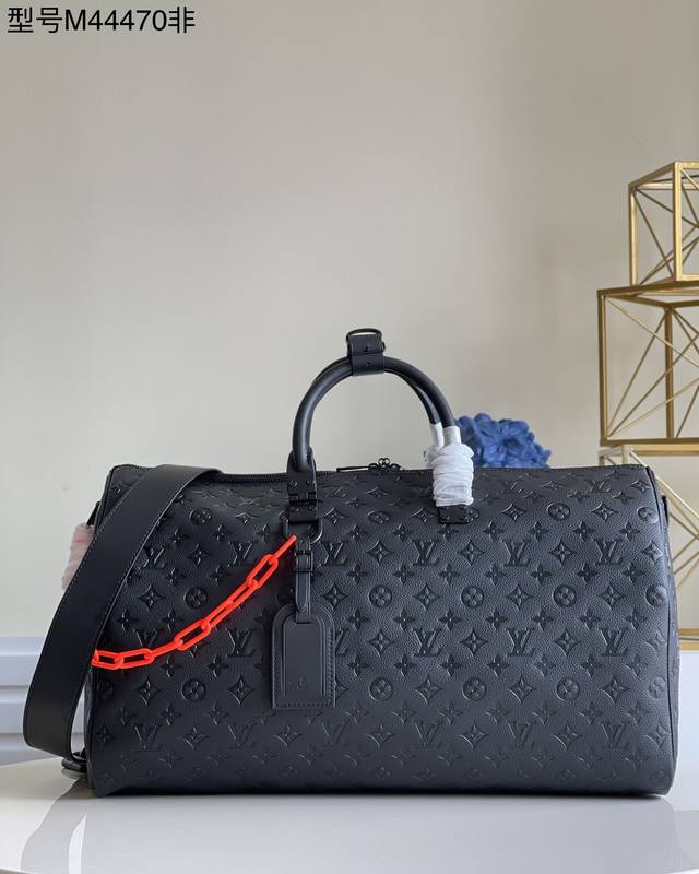 顶级原单 独家实拍m44 压花 本款 Keepall 由柔软 Taurillon 皮革制成 选用优雅的黑色色调 点缀品牌传统的 Monogram 压纹图案 搭配