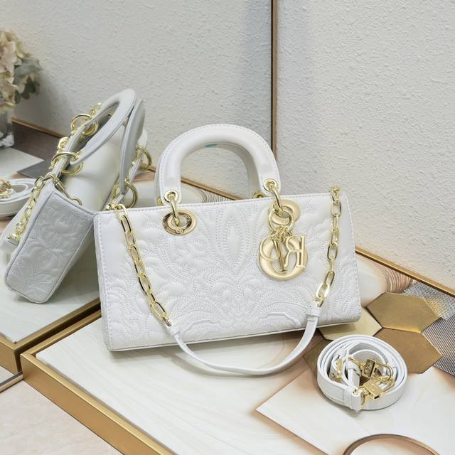 新款 Lady Dior 横板格浮雕白色 以藤格纹缉面线打造醒目的绗缝细节 饰以 Ornamental 图案 彰显安达卢西亚巴洛克风情和个性风范 时髦典雅的设计