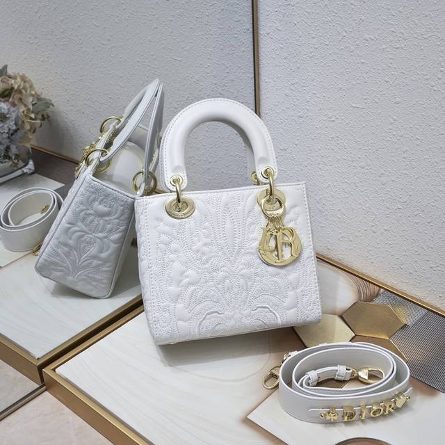 新款 Lady Dior 四格浮雕白色 以藤格纹缉面线打造醒目的绗缝细节 饰以 Ornamental 图案 彰显安达卢西亚巴洛克风情和个性风范 时髦典雅的设计经