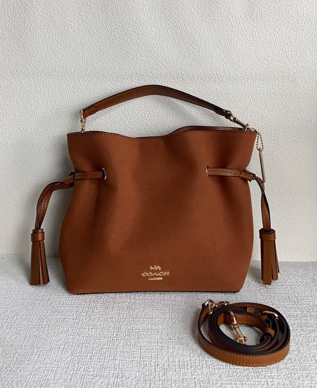 十月新品 Coach Cm091 Andy24福袋包新款麂皮绒流苏包棕色很秋冬百搭 这个材质加款式挺复古的 日常通勤旅游都很可尺寸约:1 *24*10Cm