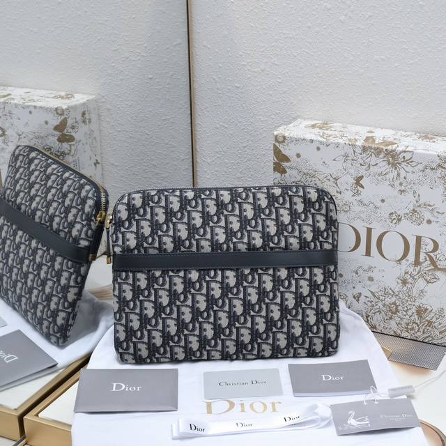 专柜正品有售 顶级原单质量 配图片盒子 Dior男士女通用手包 喜歡大容量的有a4的size的 可以装多一些东西8小容量有有a5Size的 扁扁的 但基本上都夠