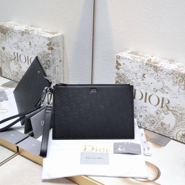 专柜正品有售 顶级原单质量 配图片盒子 Dio R A5 手拿包是一款优雅简约的配饰 采用镂空面牛皮革精心制作 饰以 Christian Dior 向 Dio