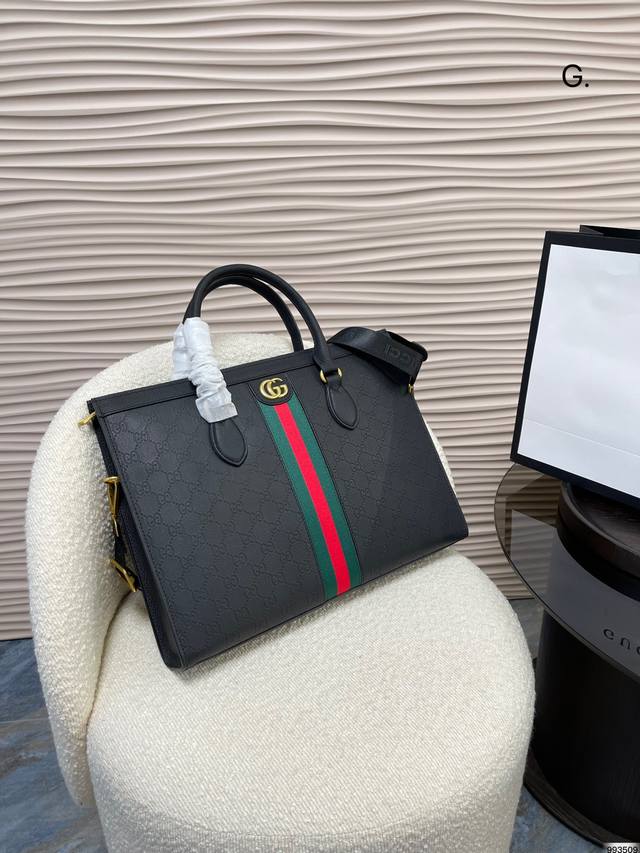 Gucci酷奇公文包 可以斜挎可以手提 容量也很大 文件 电脑都可以放 新色百搭 时尚 材质非常耐磨 商务男士的首选 尺寸 38 28