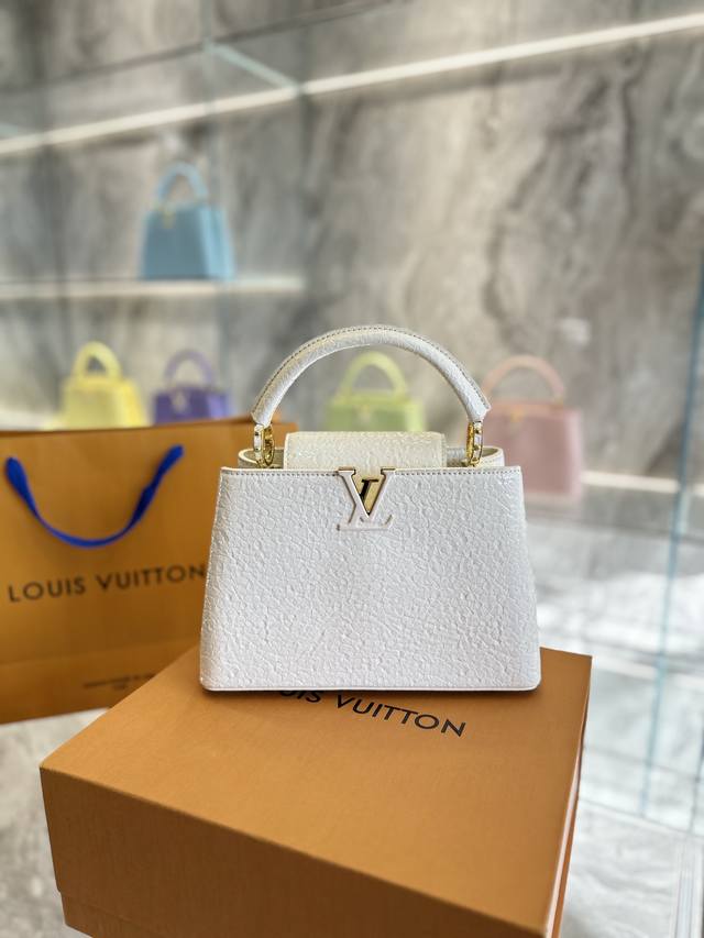 牛皮 Louis Vuitton Arty Capucines系列包袋 Louis Vuitton的arty Capucine系列是与世界各地的艺术家合作出的艺