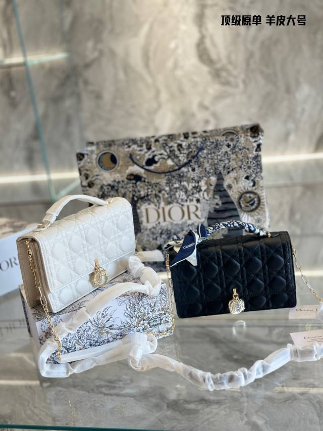 Dior Miss手提包new优雅又时尚 标志性的藤纹格内里多个隔层和卡槽精美之余又实用度满满的 23Cm