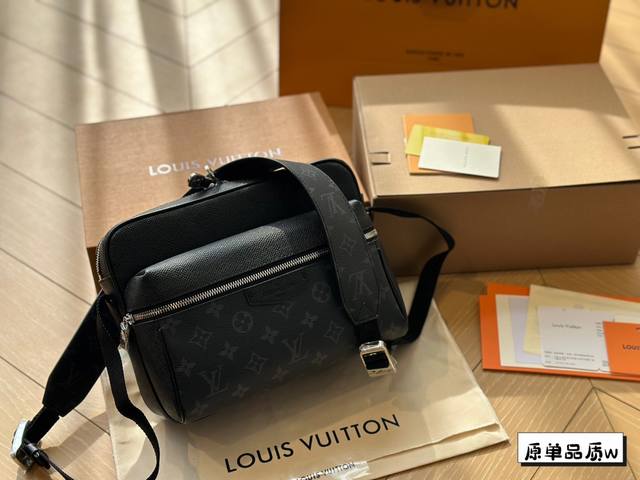 全套包装 Louis Vuitton Outdoor男士首选功能性好的包包计容量大日常使用也很足够宽肩带上身舒适 可休闲可商务 低调百搭的一款包包lv这款男款信