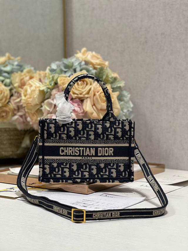 正品级 高品质 Ddd Dior迷你 Book Tote 手袋 附肩带 蓝d Ddd 这款迷你尺寸手袋是二零二四早春系列的新品 由玛丽亚 嘉茜娅 蔻丽 Mari