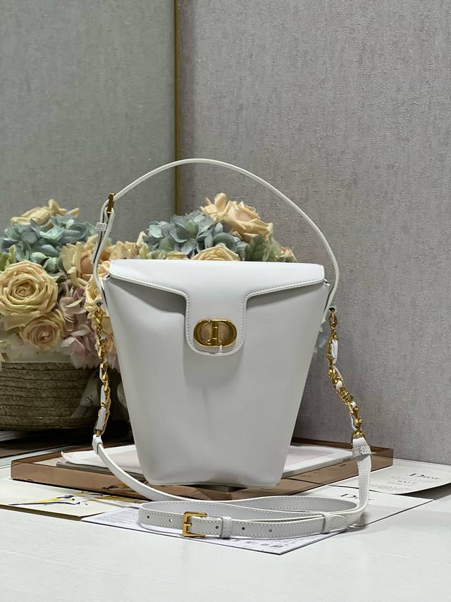 正品级 高品质 Ddd Dior30 Montaigne 大号链条水桶包 白色 Ddd 这款 30 Montaigne 大号链条水桶包是二零二四早春系列新品 精