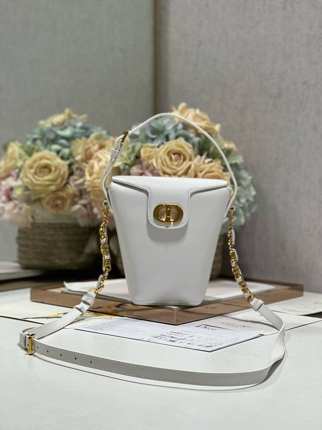 正品级 高品质 Ddd Dior30 Montaigne 迷你链条水桶包 白色 Ddd 这款 30 Montaigne 迷你链条水桶包是二零二四早春系列新品 精