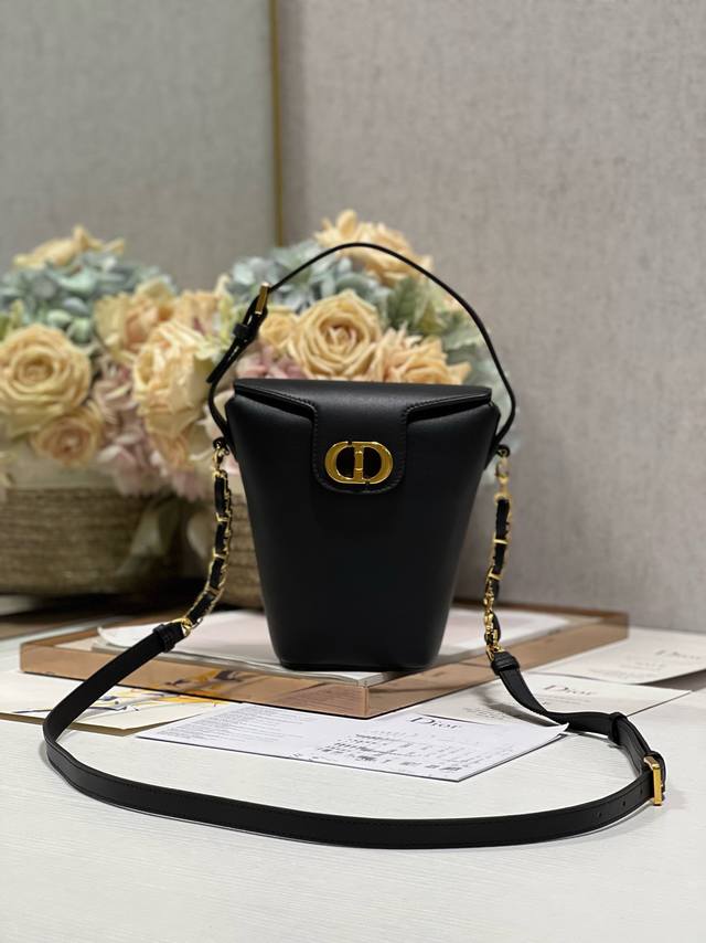 正品级 高品质 Ddd Dior30 Montaigne 迷你链条水桶包 黑色 Ddd 这款 30 Montaigne 迷你链条水桶包是二零二四早春系列新品 精