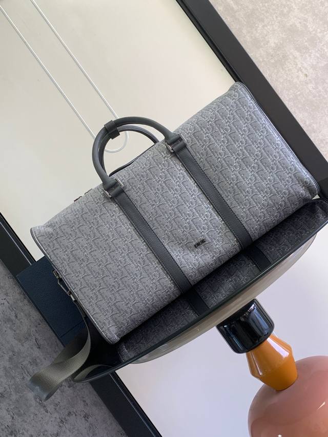 正品级 Ddd 这款 Dior Lingot 50 行李袋是本季主打单品 实用优雅 别具一格 采用 Oblique 印花面料精心制作 饰以金属光泽线 搭配深灰色