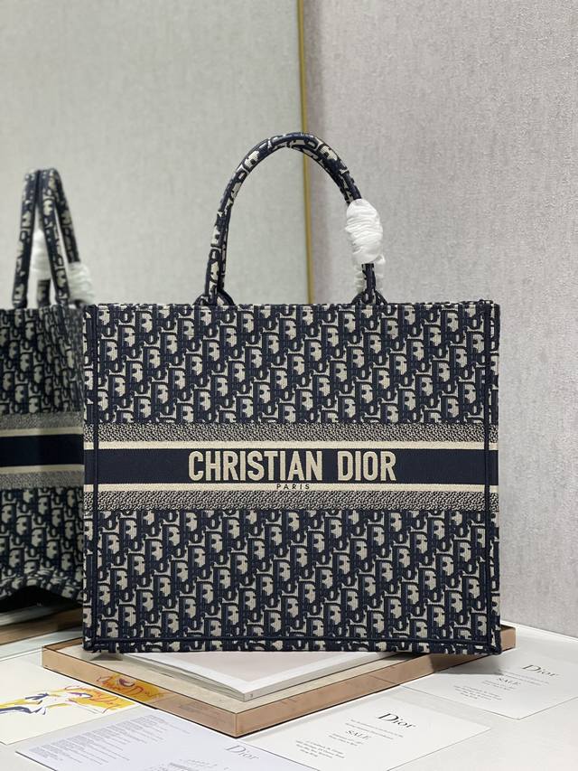 高版本 Ddd 蓝d 大号 Ddd Dior Book Tote 购物袋 Ddd 这款book Tote手袋灵感来自女装创意总监玛丽亚 嘉茜娅 蔻丽 Maria