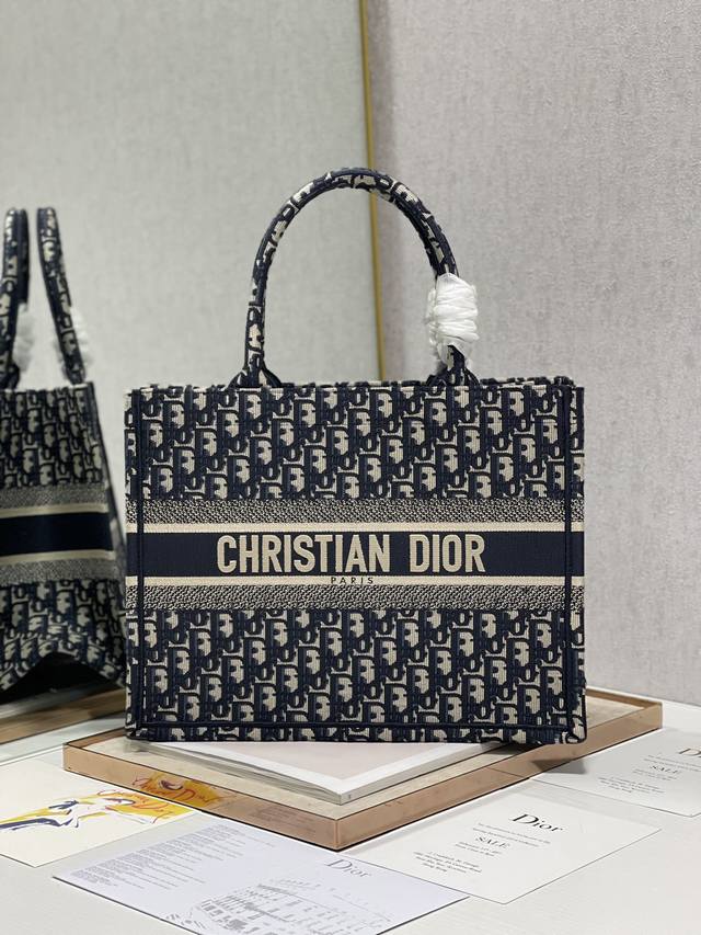 高版本 Ddd 蓝d 中号 Ddd Dior Book Tote 购物袋 Ddd 这款book Tote手袋灵感来自女装创意总监玛丽亚 嘉茜娅 蔻丽 Maria