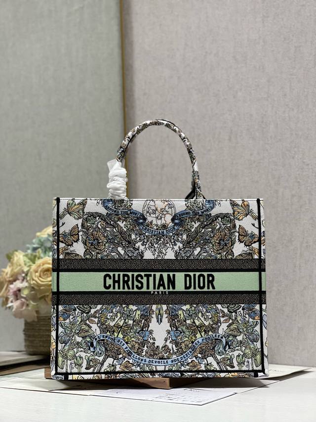 正品级 Ddd 绿花世界 大号 Ddd Dior Book Tote 购物袋 Ddd 这款book Tote手袋灵感来自女装创意总监玛丽亚 嘉茜娅 蔻丽 Mar