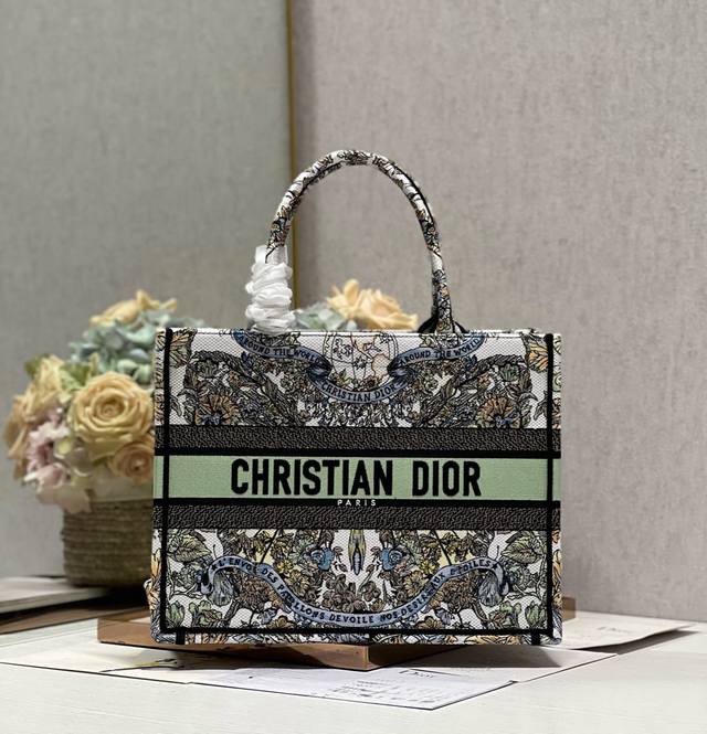 正品级 Ddd 绿花世界 中号 Ddd Dior Book Tote 购物袋 Ddd 这款book Tote手袋灵感来自女装创意总监玛丽亚 嘉茜娅 蔻丽 Mar