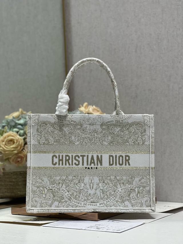 正品级 高品质 Ddd 金花世界 中号 Ddd Dior Book Tote 购物袋 Ddd 这款book Tote手袋灵感来自女装创意总监玛丽亚 嘉茜娅 蔻丽