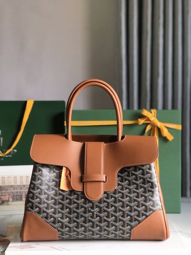 正品级 Ddd Goyard 西贡tote 这款西贡母包一出场就有bk的气场 整体更加大气优雅 同时又散发着独特且慵懒的魅力 两侧展开 内部容量很大 秉承着一贯 - 点击图像关闭