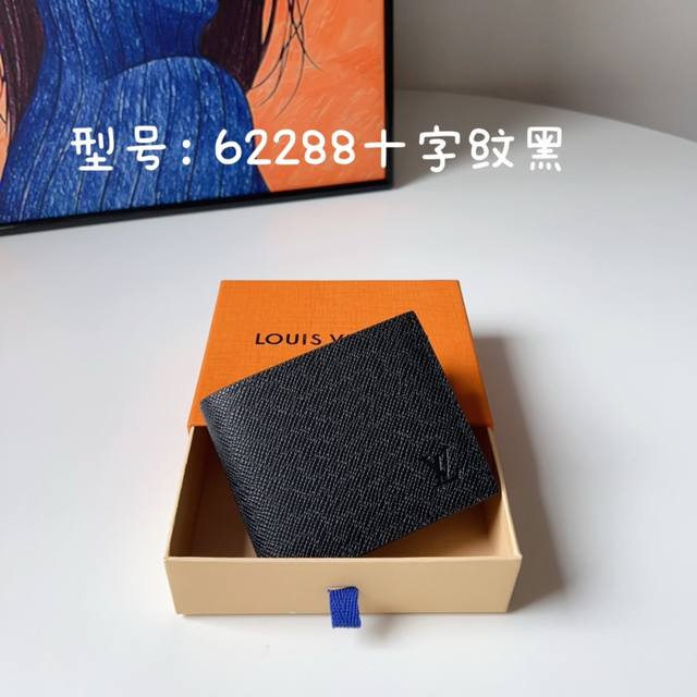 独家-顶级 M62288十字黑 这款 Damier Graphite 零钱 纸钞与信用卡夹重新运用了经典的设计 现代 实用 是眼光独到的都市时尚男士的理想选择