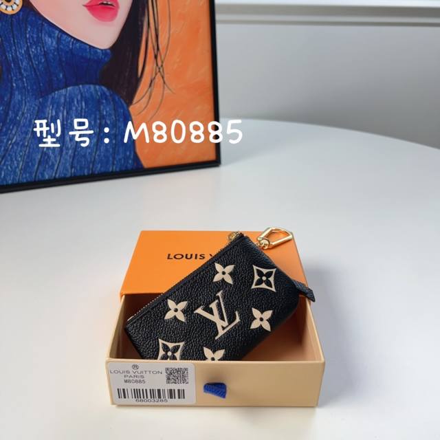 独家-顶级 M80885本款钥匙包采用 Monogram Empreinte 粒面皮革 饰有 字母和 Monogram 花卉压纹 搭配皮革内衬 内袋和隔层可收纳