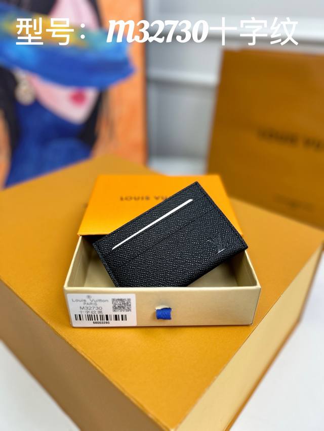 Louis Vuitton 顶级原单 独家背景 M32730十字纹 尺寸:1 X 7 0X Cm 此款采用全新monogram Eclipse涂层帆布材质的卡片
