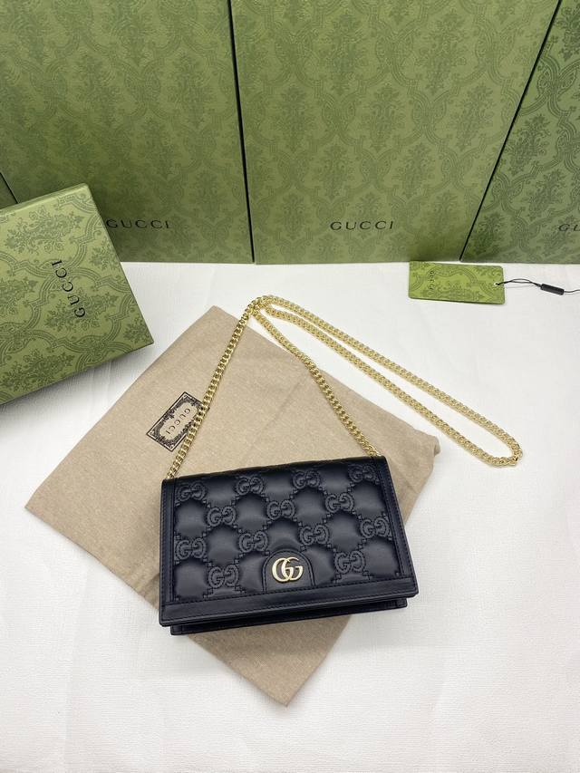 配绿盒包装 Gg Matelass 链条包 绗缝皮革以柔软质感诠释品牌标志性材质 富有纹理感的几何图案生动演绎包括这款黑色链条包在内的多款小号皮革配饰 正面饰有