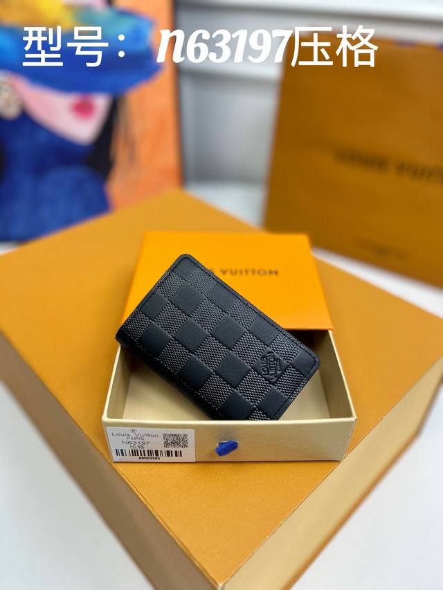 M63197压格 黑色卡包 袋裝萬用錢包 Louis Vuitton的小巧袋裝萬用錢包是理想的多合一錢包 可容納信用卡 紙幣和證件 在經典taiga皮革的襯托下