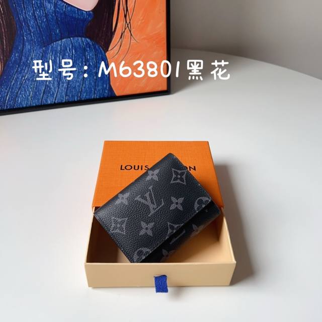 独家实拍 M63801黑花 以经典 Monogram 涂层帆布制作 这款 Enveloppe Carte De Visite 名片夹让您可以精致地把名片或信用卡