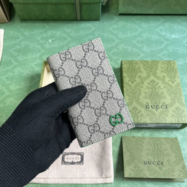配全套原厂绿盒包装 饰gg细节长款卡片夹 Gucci典藏元素gg细节与活力配色巧妙糅合 这款长款卡片夹以gg Supreme帆布匠心打造 巧妙融入绿色撞色细节