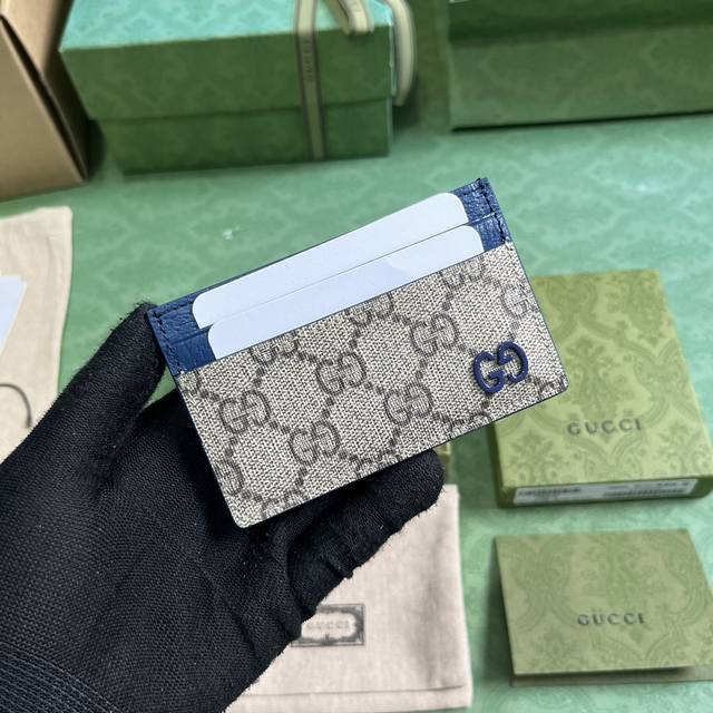 配全套原厂绿盒包装 饰gg细节卡片夹 这款卡片夹采用米色和乌木色gg Supreme帆布精制而成 品牌典藏细节尽展高雅韵致 采用蓝色小巧gg配件细节 为整体设计