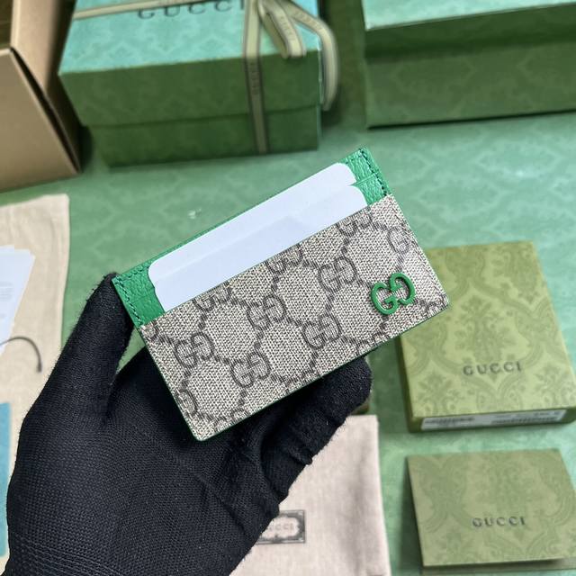 配全套原厂绿盒包装 饰gg细节卡片夹 这款卡片夹采用米色和乌木色gg Supreme帆布精制而成 品牌典藏细节尽展高雅韵致 采用绿色小巧gg配件细节 为整体设计