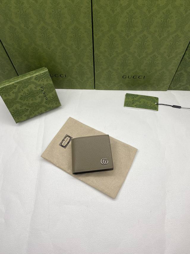 配绿盒包装 顶级原厂皮 Gg Marmont系列皮革双折钱包 Gucci持续更新配色 添加更精致的色调 在全新配色与组合中 品牌运用现代视角 重新诠释经典gg