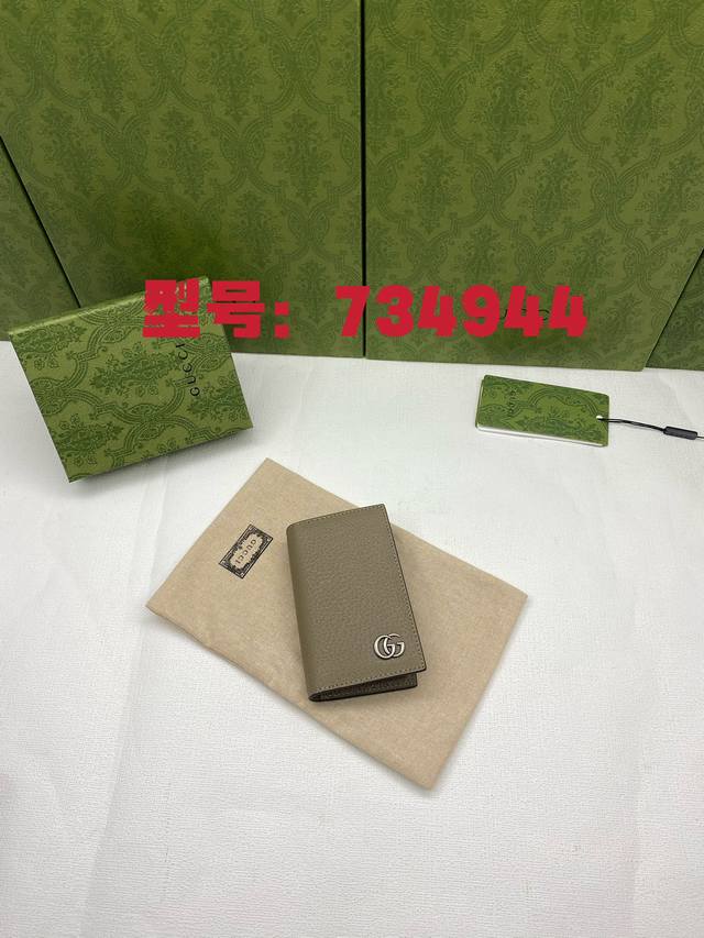 配绿盒包装 顶级原厂皮 Gg Marmont系列卡片夹 Gucci持续更新配色 添加更精致的色调 在全新配色与组合中 品牌运用现代视角 重新诠释经典gg Mar
