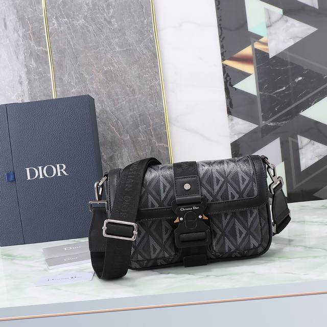 这款 Dior Hit The Road 手袋搭配肩带 将现代风格与 Dior 的高订精神融为一体 采用海军黑色 Cd Diamond 图案帆布精心制作 翻盖搭