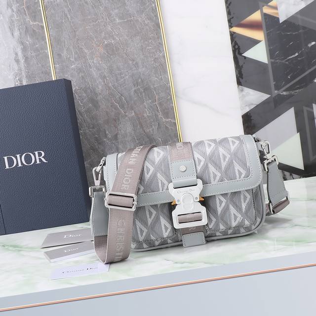 这款 Dior Hit The Road 手袋搭配肩带 将现代风格与 Dior 的高订精神融为一体 采用海军灰色cd Diamond 图案帆布精心制作 翻盖搭配