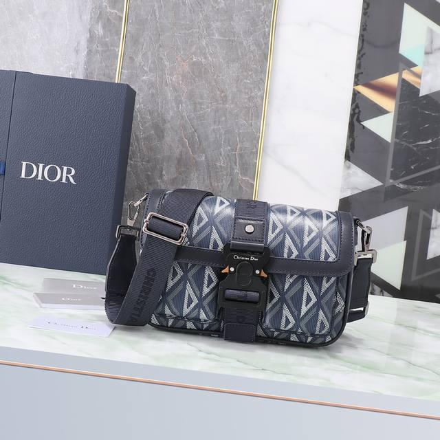 这款 Dior Hit The Road 手袋搭配肩带 将现代风格与 Dior 的高订精神融为一体 采用海军蓝色 Cd Diamond 图案帆布精心制作 翻盖搭