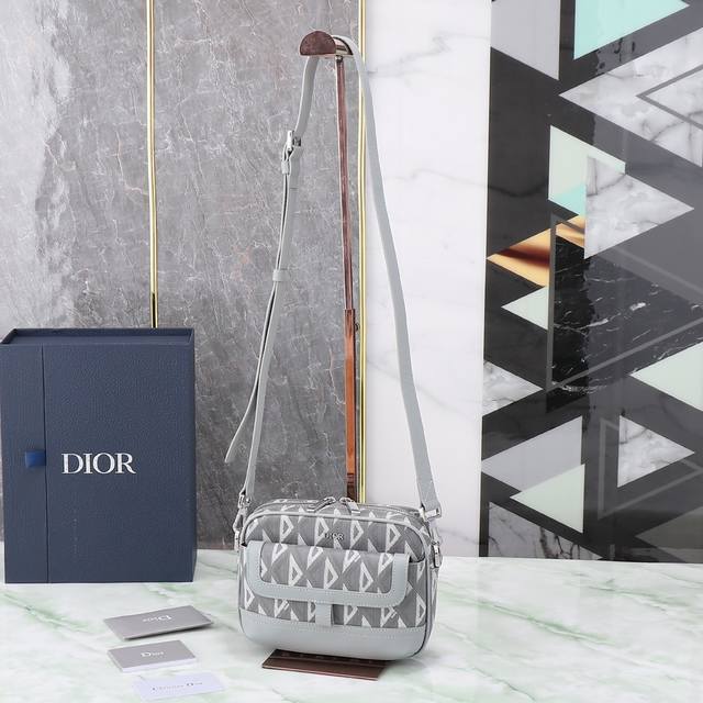小号 顶级原单配蓝盒 这款 Dior Hit The Road 信使包是本季新品 将现代风格与 Dior 的高订精神融为一体 采用迪奥黑 Cd Diamond