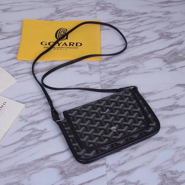 Goyard 戈雅 三层包出货 别看它外观干瘪小小的其实超能装的 一共3个小口袋 背面还有个插袋 其中2个口袋里还各有一个卡槽 非常轻便的款式 随身出街特别方便