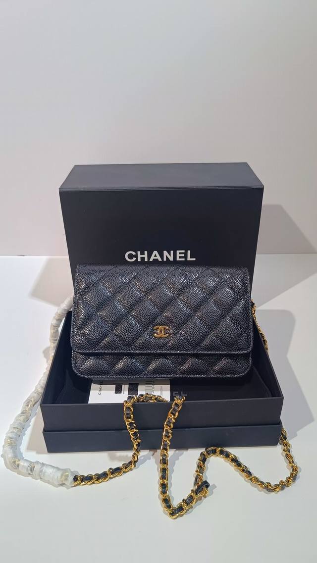 自家拍摄背景品牌:Chanel型号:0 简介:原单质量 经典之作 华丽与气质的前沿 是你意想不到的尊贵 皮种:原单进口球纹牛皮 里配原版布 五金:原版五金配制尺