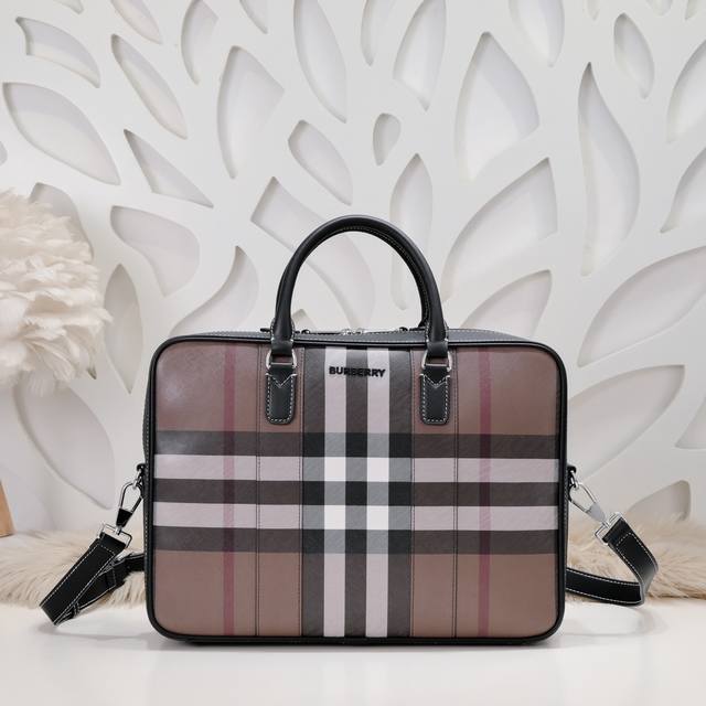 Burberry-巴宝莉专柜最新款棕格公文包官网同步 最新单品 采用格纹与牛皮革打造 装饰品牌徽标设计 可缔造手提造型 或使用可拆式背带肩带携带 款式新颖 独特