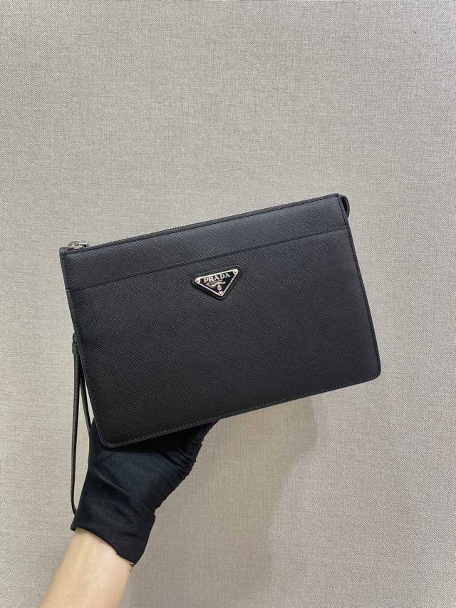 新款手包2Vf032这款造型时尚的男士手袋配有一条可拆卸皮革腕带 三角形金属徽标点缀其上 释放独特的品牌气息 采用进口saffiano皮革材质 顶做金属配件一个