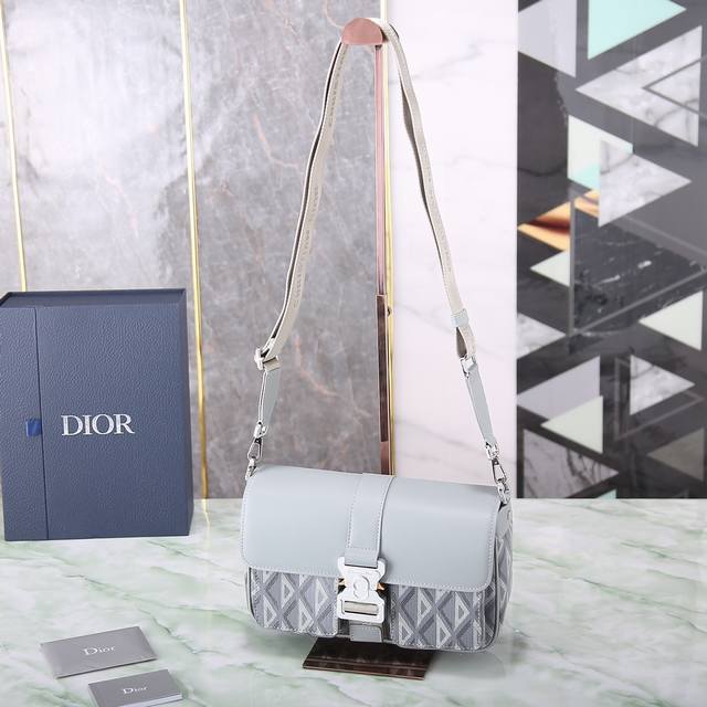 顶级原单 这款 Dior Hit The Road 手袋搭配肩带 是本季新品 将现代风格与 Dior 的高订精神融为一体 采用灰色 Cd Diamond 图案帆
