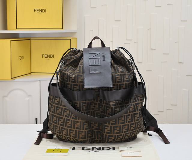 原版品质 型号 8 Fendi 中古老花双肩包超级大容量酷炫包 可做登山包使用 有多个小口袋方便使用 颠覆传统造型 Ddd 大号背包 提花布料材质 饰有棕色ff