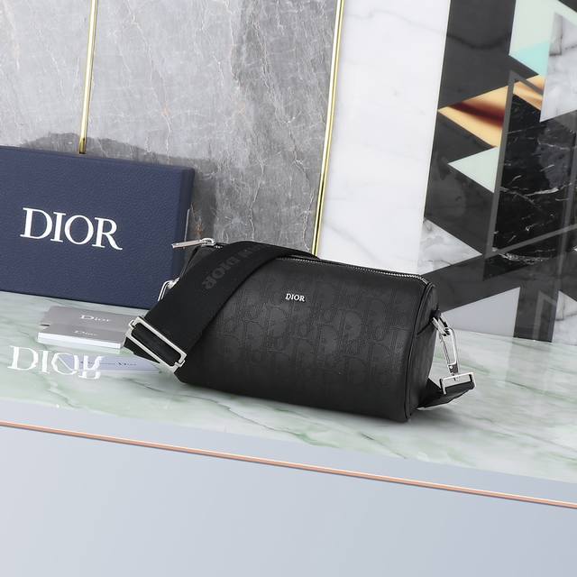 内置感应芯片 可感应正品官网 Ddd 迪奥 Roller Dior Oblique男士肩背斜挎包 圆筒包 配专柜正品盒子 Ddd 型号 1Ropo061 黑色激